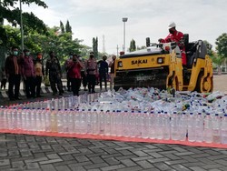 13 Ribu Botol Miras-Knalpot Brong di Kota Pasuruan Dimusnahkan