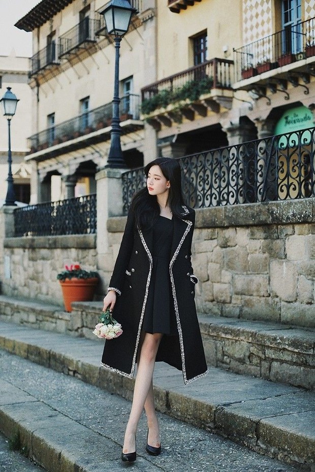 Outer hitam untuk tampil berkelas/Foto: Instagram.com/Milkcocoa Outer hitam untuk tampil berkelas