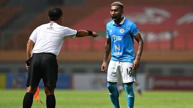 Patrich Wanggai Pesepak bola Sulut United Patrich Wanggai (kanan) memprotes keputusan asisten wasit saat bertanding melawan kesebelasan PSMS Medan dalam pertandingan babak delapan besar Grup Y Liga 2 Indonesia di Stadion Wibawa Mukti, Cikarang, Kabupaten Bekasi, Jawa Barat, Kamis (16/12/2021). Pertandingan dimenangkan Sulut United dengan skor 2-1. ANTARA FOTO/Aditya Pradana Putra/rwa.