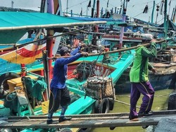 Cuaca Ekstrem, Puluhan Kapal Nelayan Lamongan Tak Melaut