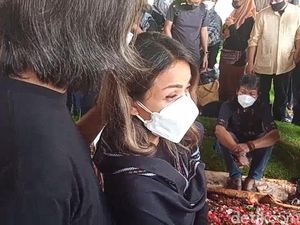 Keinginan Terakhir Ayah Nirina Zubir, Satu Liang Lahad dengan Mendiang Istri