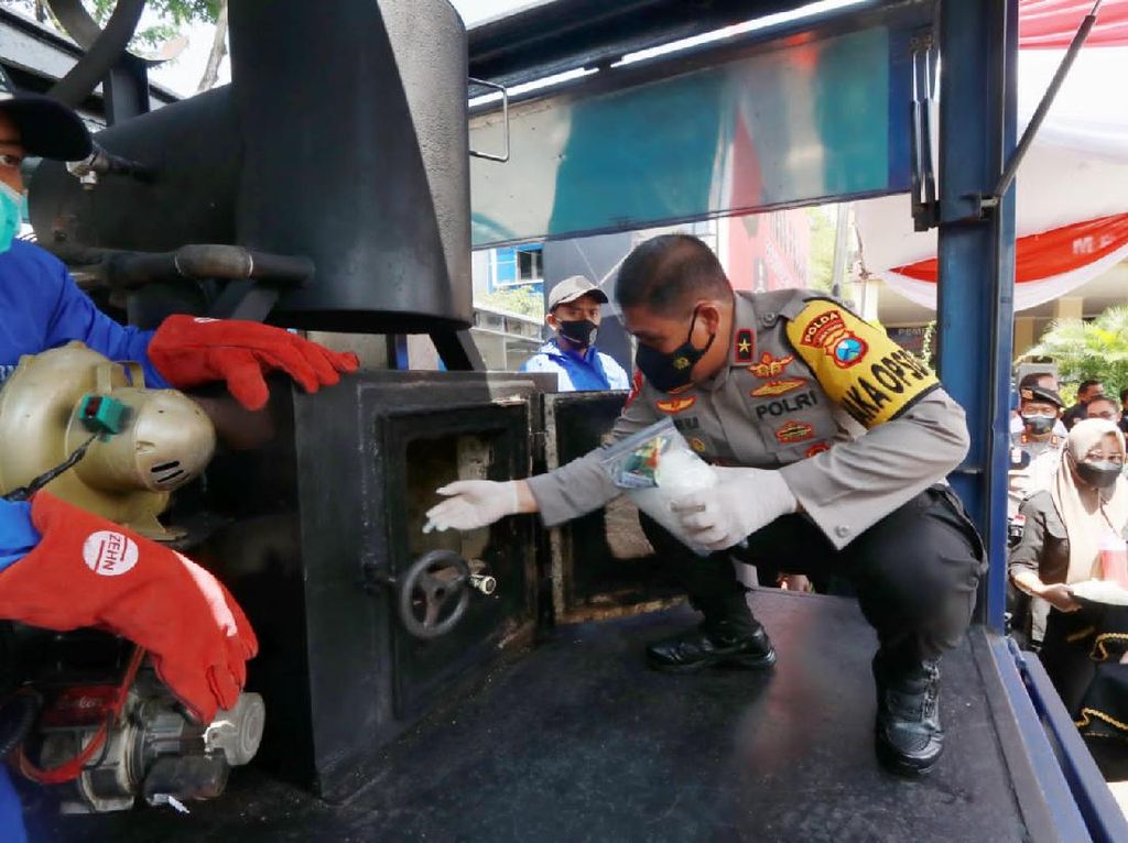 Polda Jatim Musnahkan 31 Kg Sabu, 18 Kg Ganja, dan Ribuan Botol Miras Polda Jatim Musnahkan 31 Kg Sabu, 18 Kg Ganja, dan Ribuan Botol Miras