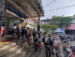 Penumpang Antre Panjang di Depan Stasiun Cawang Imbas Penyekatan KRL
