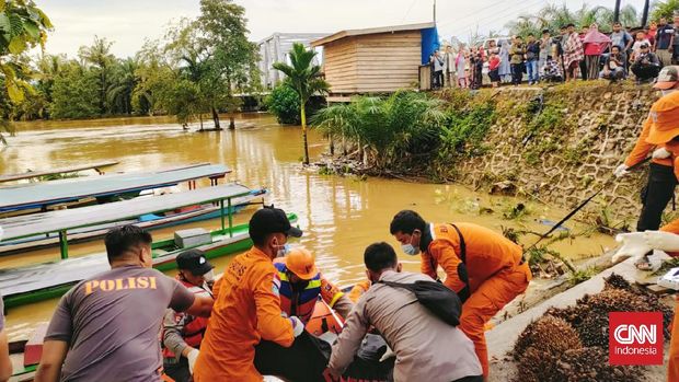 Perahu yang mengangkut enam orang penumpang terbalik di Sungai Muara Batang Gadis, Kabupaten Mandailing Natal (Madina), Sumatera Utara (Sumut). Dalam peristiwa itu, tiga orang selamat. Sedangkan dua orang ditemukan meninggal dunia dan satu lainnya masih hilang.