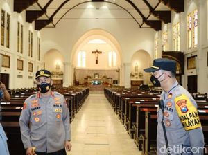 Polisi Cek Gereja dan Stasiun di Surabaya Jelang Nataru Polisi Cek Gereja dan Stasiun di Surabaya Jelang Nataru