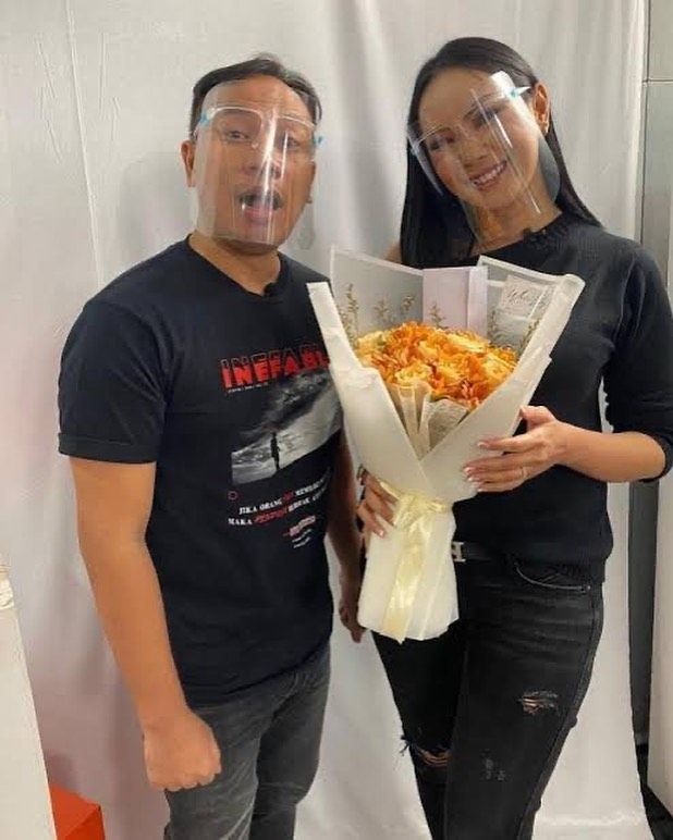Pernikahan Vicky Prasetyo dan Kalina Oktarani sedang diterpa isu miring dan jadi sorotan. Yuk intip kemesraan mereka!
