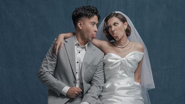 Vidi Aldiano dan Sheila Dara melakukan sesi pemotretan pra nikah dengan mengusung tema vintage. Yuk intip potretnya!