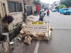 detikcom Do Your Magic: Pipa Air Penyumbat Got di Kemanggisan Mulai Dipindah