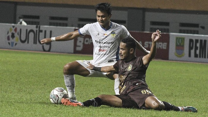Pesepak bola PSIM Yogyakarta Arbeta Rocky (kiri) berebut bola dengan pesepak bola Sulut United Yudha A (kanan) pada lanjutan babak 8 besar liga 2 Indonesia di Stadion Wibawa Mukti, Cikarang, Kabupaten Bekasi, Jawa Barat, Kamis (23/12/2021). pertandingan babak pertama berakhir imbang 0-0.ANTARA FOTO/ Fakhri Hermansyah/hp.