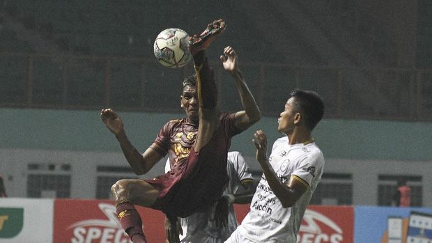 Pesepak bola Sriwijaya Fc V 'telaubun (kiri) melakukan tendangan salto dengan penjagaan dua pesepak bola Rans Cilegon Fc pada lanjutan babak 8 besar Liga 2 Indonesia di Stadion Wibawa Mukti, Cikarang, Kabupaten Bekasi, Jawa Barat, Rabu (22/12/2021). Pertandingan berakhir imbang 0-0. ANTARA FOTO/ Fakhri Hermansyah/rwa.