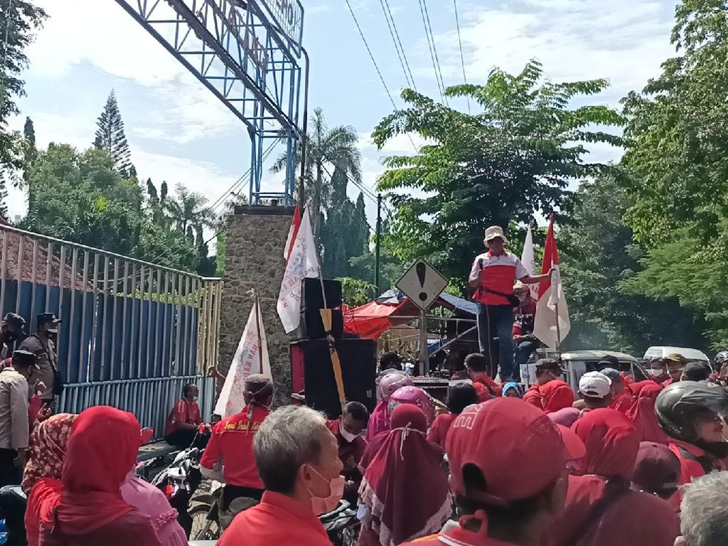 Eks Ratusan Karyawan PT Kertas Leces Probolinggo Tuntut Pesangon dan Hak-haknya