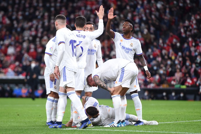 BILBAO, SPAIN - DECEMBER 22: Karim Benzema of Real Madrid is injured as players celebrate his goal during the LaLiga Santander match between Athletic Club and Real Madrid CF at San Mames Stadium on December 22, 2021 in Bilbao, Spain. (Photo by Juan Manuel Serrano Arce/Getty Images)