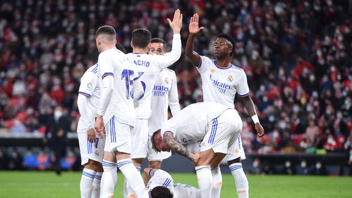 BILBAO, SPAIN - DECEMBER 22: Karim Benzema of Real Madrid is injured as players celebrate his goal during the LaLiga Santander match between Athletic Club and Real Madrid CF at San Mames Stadium on December 22, 2021 in Bilbao, Spain. (Photo by Juan Manuel Serrano Arce/Getty Images)