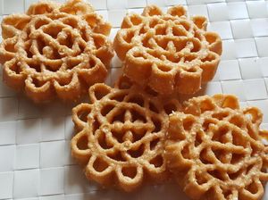 Resep Kembang Goyang Wijen yang Gurih Renyah Buat Suguhan Tamu Resep Kembang Goyang Wijen yang Gurih Renyah Buat Suguhan Tamu