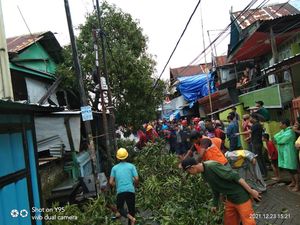 Nestapa Makassar Sebab Puting Beliung Bikin Masjid-Rumah Porak Poranda