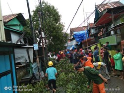 Nestapa Makassar Sebab Puting Beliung Bikin Masjid-Rumah Porak Poranda