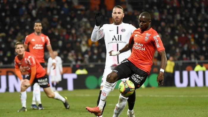 Sergio Ramos Lorient's French defender Houboulang Mendes (R) fights for the ball with Paris Saint-Germain's Spanish defender Sergio Ramos (C) during the French L1 football match between FC Lorient and Paris Saint-Germain at the Yves Allainmat-Le Moustoir Stadium in Lorient, western France, on December 22, 2021. (Photo by JEAN-FRANCOIS MONIER / AFP)