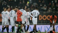 Apes buat Ramos, ia sudah dapat kartu kuning merah di laga keduanya ini bersama PSG. Diawali kartu kuning pertama di menit ke-81 dan kartu kuning berikutnya lima menit berselang. (Foto: AFP/JEAN-FRANCOIS MONIER)