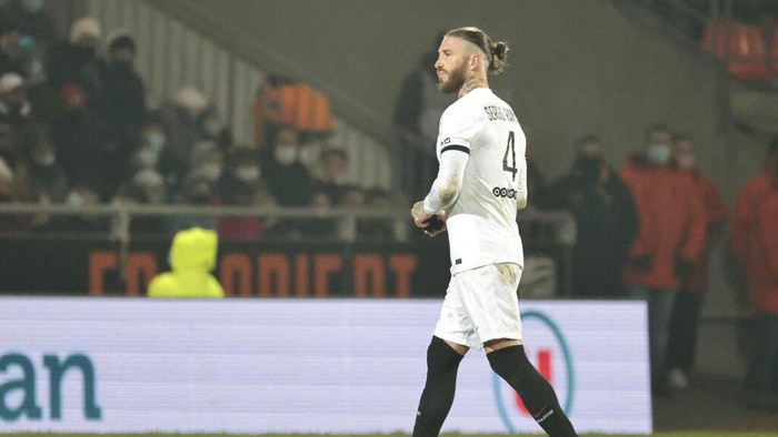 Sergio Ramos PSG's Sergio Ramos walk off the pitch after he received red card during the French League One soccer match between FC Lorient and Paris Saint-Germain at the Moustoir stadium in Lorient, western France, Wednesday, Dec. 22, 2021. (AP Photo/Jeremias Gonzalez)