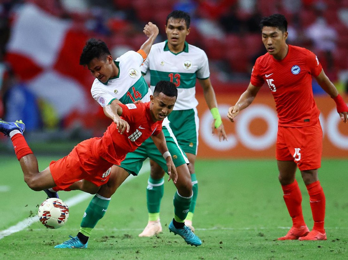 Duel Singapura vs Indonesia di leg pertama semifinal Piala AFF 2020. (Foto: Yong Teck Lim/Getty Images)
