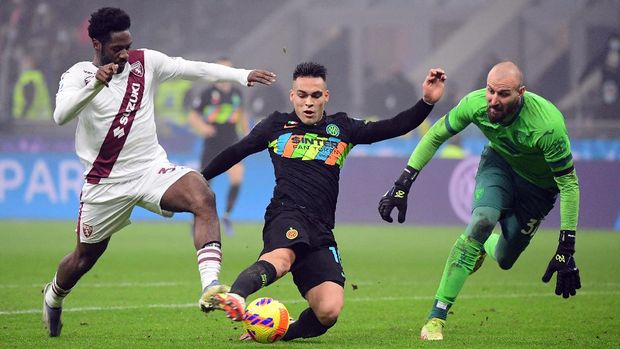 Soccer Football - Serie A - Inter Milan v Torino - San Siro, Milan, Italy - December 22, 2021 Inter Milan's Lautaro Martinez shoots at goal REUTERS/Alberto Lingria