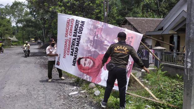Satuan Polisi Pramong Praja (Satpol PP) Kabupaten Lumajang, menertibkan baliho bergambar Ketua DPR RI Puan Maharani, yang bertebaran di desa-desa terdampak erupsi Gunung Semeru, Jawa Timur