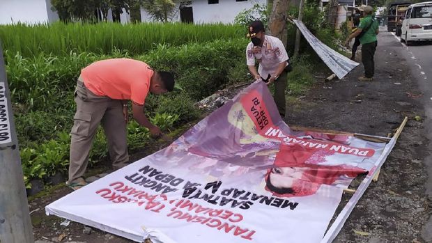 Satuan Polisi Pramong Praja (Satpol PP) Kabupaten Lumajang, menertibkan baliho bergambar Ketua DPR RI Puan Maharani, yang bertebaran di desa-desa terdampak erupsi Gunung Semeru, Jawa Timur