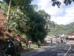 Waspada! Tebing 20 Meter Longsor di Jalan Raya Sumedang-Bandung