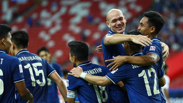 SINGAPORE, SINGAPORE - DECEMBER 11: Teerasil Dangda #10 (R) of Thailand celebrates with his teammates after scoring their first goal against Myanmar during the first half of their AFF Suzuki Cup Group A game at the National Stadium on December 11, 2021 in Singapore. (Photo by Yong Teck Lim/Getty Images)