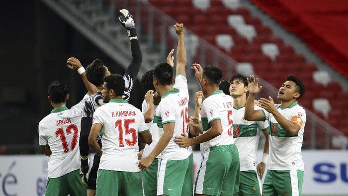 Indonesia players huddle at the start of the AFF Suzuki Cup 2020 semi-final first leg soccer match between Singapore and Indonesia in Singapore, Wednesday, Dec. 22, 2021. (AP Photo/Suhaimi Abdullah)