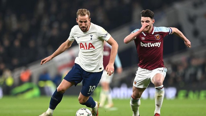LONDON, ENGLAND - DECEMBER 22: Harry Kane of Tottenham Hotspur is challenged by Declan Rice of West Ham United during the Carabao Cup Quarter Final match between Tottenham Hotspur and West Ham United at Tottenham Hotspur Stadium on December 22, 2021 in London, England. (Photo by Shaun Botterill/Getty Images)