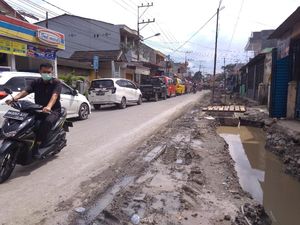 Usai Diperintah Bobby, Tumpukan Tanah Bikin Macet di Simalingkar Diangkut