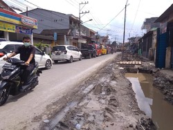 Usai Diperintah Bobby, Tumpukan Tanah Bikin Macet di Simalingkar Diangkut