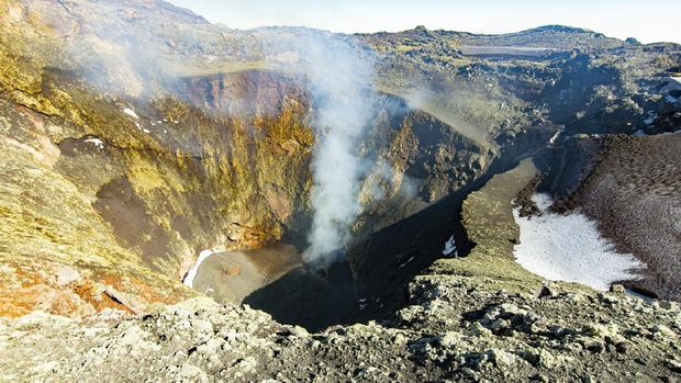 Volcaán con lago lava permanente, en esta ocasión presenta una placa de roca solidificada que no permite ver la lava
