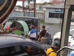 Viral Sopir Bus Turun Atur Lalin demi Bisa Lintasi Macet di Medan