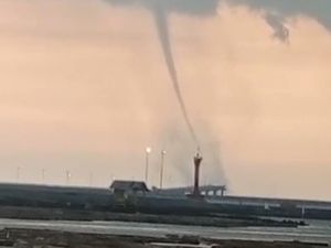 Waterspout Muncul di Probolinggo, Warga dan Wisatawan Pesisir Panik