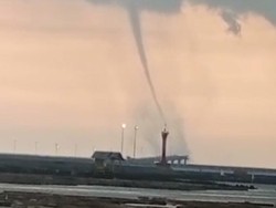 Waterspout Muncul di Probolinggo, Warga dan Wisatawan Pesisir Panik