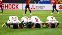 Witan, Evan Dimas, Irfan, dan Dedik melakukan sujud syukur usai Indonesia mencetak gol ketiga lawan Laos di fase grup. (Foto: Getty Images/Yong Teck Lim)