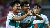 Bersama Arhan, jari-jemari Witan pun membentuk simbol hati. Love. Cinta. (Foto: Getty Images/Yong Teck Lim)