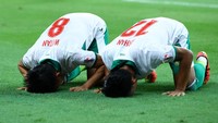 Selain selebrasi cinta, Witan dan Arhan pun bersyukur pada Yang Maha Kuasa lewat sujud syukur setelah menjebol gawang Singapura. Pemandangan ini pun cukup sering terlihat. (Foto: Getty Images/Yong Teck Lim)