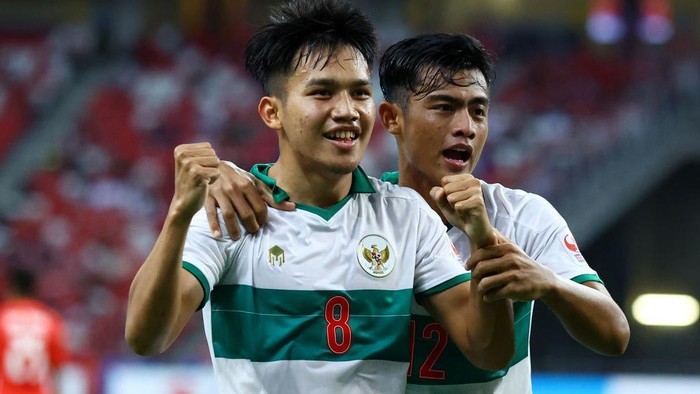 Witan, Pratama Arhan SINGAPORE, SINGAPORE - DECEMBER 22: Witan Sulaeman #8 of Indonesia celebrates with Pratama Arhan Alif Rifai #12 after scoring their first goal against Singapore during the first half of the first leg of their AFF Suzuki Cup semifinal at the National Stadium on December 22, 2021 in Singapore. (Photo by Yong Teck Lim/Getty Images)
