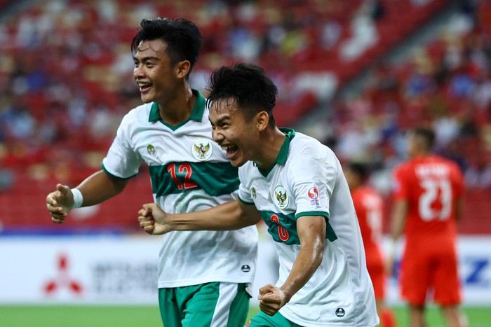 SINGAPORE, SINGAPORE - DECEMBER 22: Witan Sulaeman #8 of Indonesia celebrates with Pratama Arhan Alif Rifai #12 after scoring their first goal against Singapore during the first half of the first leg of their AFF Suzuki Cup semifinal at the National Stadium on December 22, 2021 in Singapore. (Photo by Yong Teck Lim/Getty Images)