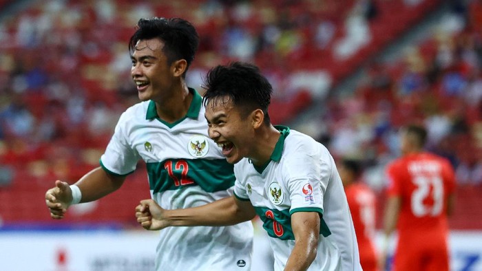SINGAPORE, SINGAPORE - DECEMBER 22: Witan Sulaeman #8 of Indonesia celebrates with Pratama Arhan Alif Rifai #12 after scoring their first goal against Singapore during the first half of the first leg of their AFF Suzuki Cup semifinal at the National Stadium on December 22, 2021 in Singapore. (Photo by Yong Teck Lim/Getty Images)