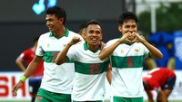 Lawan Laos, selebrasi penuh cinta itu juga pernah diperlihatkan Witan. (Foto: Getty Images/Yong Teck Lim)