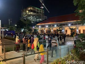 Alun-alun Suroboyo Padet Banget di Malam Natal