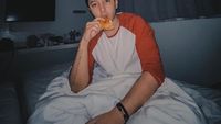 10 Gaya Keren Aron Ashab Saat Ngopi di Kafe dan Belanja Sayuran
