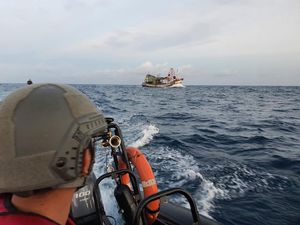 Detik-detik Bakamla Tangkap Kapal Vietnam Curi 2 Ton Ikan di Natuna Detik-detik Bakamla Tangkap Kapal Vietnam Curi 2 Ton Ikan di Natuna