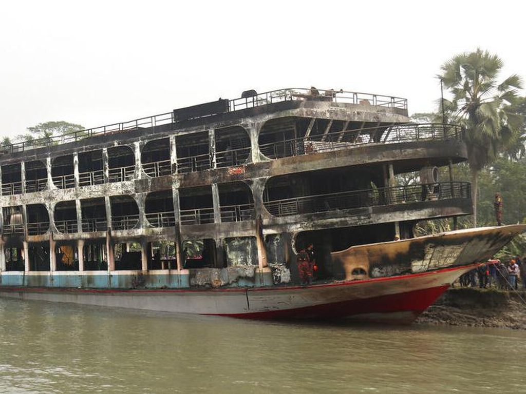 Kebakaran Kapal Feri di Bangladesh Tewaskan 39 Orang