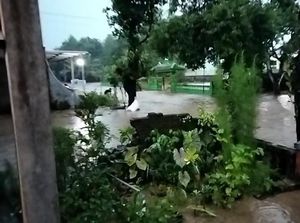 Hujan 6 Jam, 21 Desa di Madiun Terendam Banjir Setinggi hingga 1,5 meter Hujan 6 Jam, 21 Desa di Madiun Terendam Banjir Setinggi hingga 1,5 meter