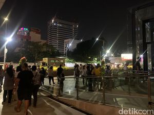 Basemen Alun-alun Suroboyo Dipadati Warga di Malam Natal